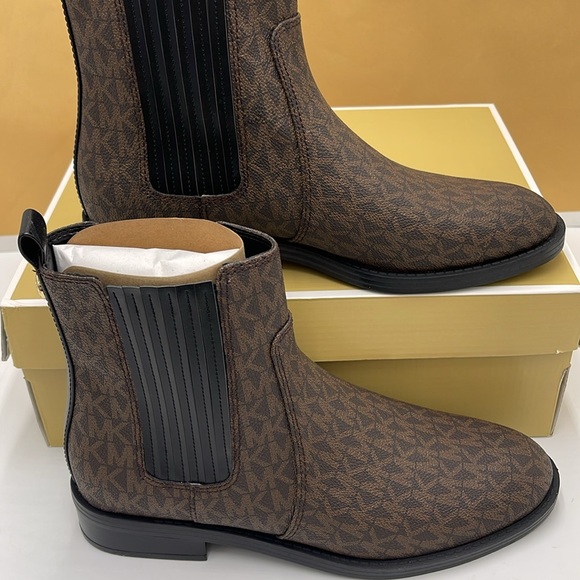 Michael Kors ELLA FLAT BOOTIE MK SIG SM
49F4ELFE5B
BROWN - Picture 2 of 16